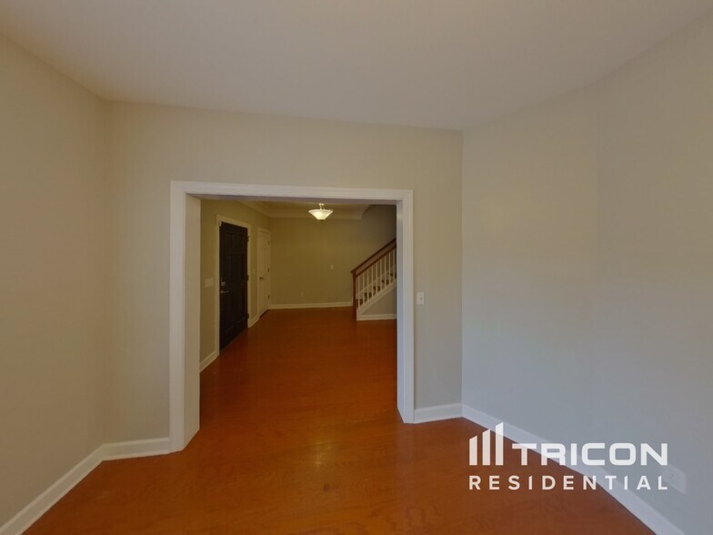 Building Photo - 3009 Kingston Cir N
