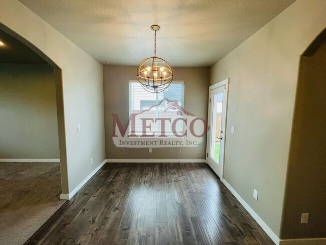 Building Photo - Beautiful Coburg 3 Bed / 2.5 Bath Crafstma...