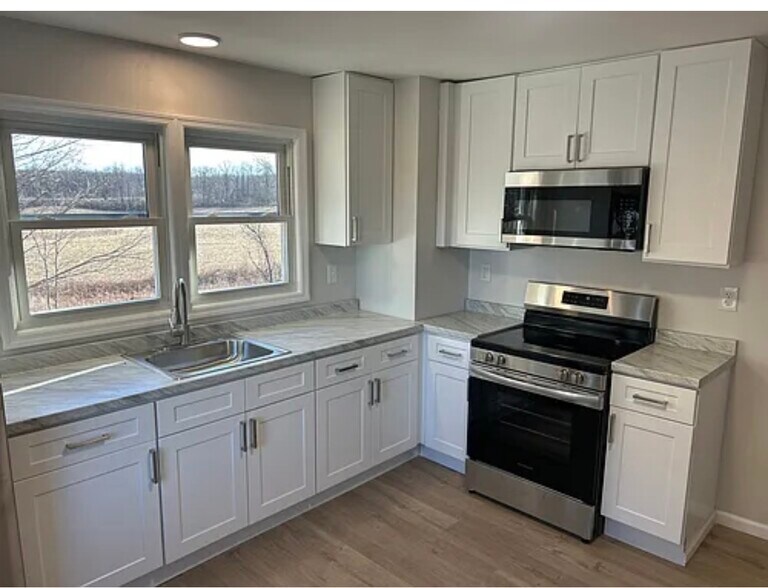 Building Photo - 982 S Schodack Rd