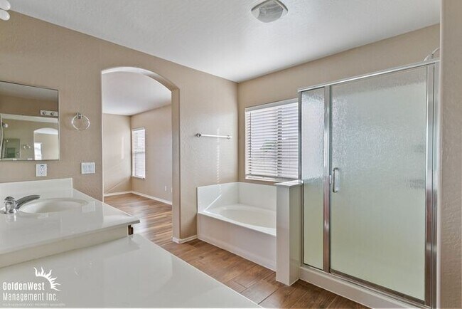 Building Photo - Beautiful 3Bdm 3Ba Home with Loft in Prime Surprise!