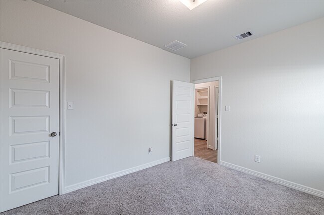 Building Photo - 7431 Sail Hl Dr