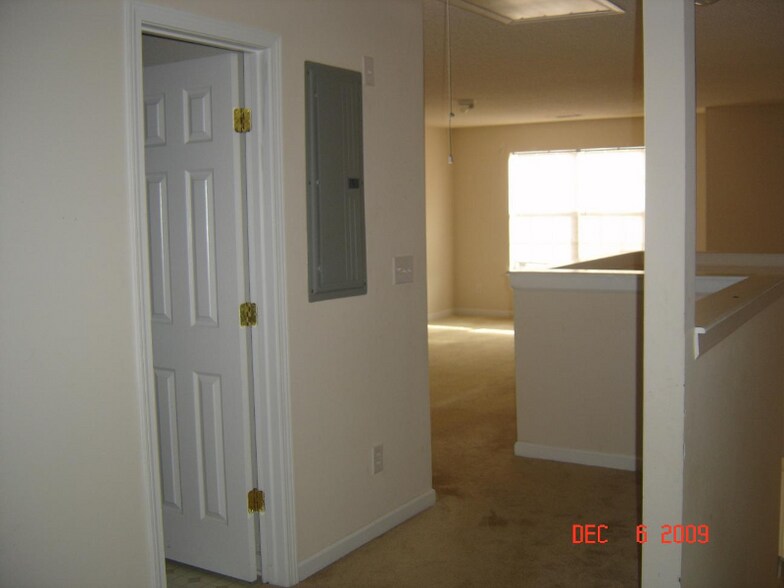 Building Photo - 7684 Creekside Ln
