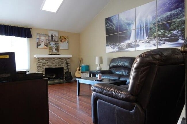Building Photo - Two-Story 3 Bed, 2 Bath Townhome with Garage