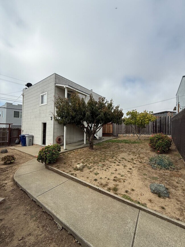 Building Photo - 622 Tamarack Ln