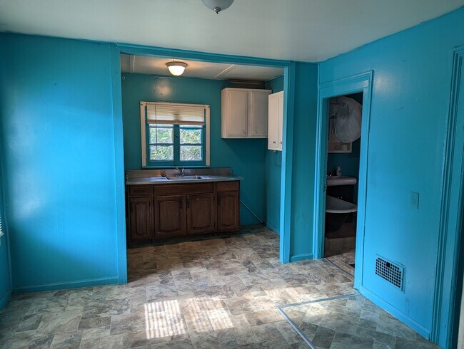 Building Photo - 114 Bartlett St