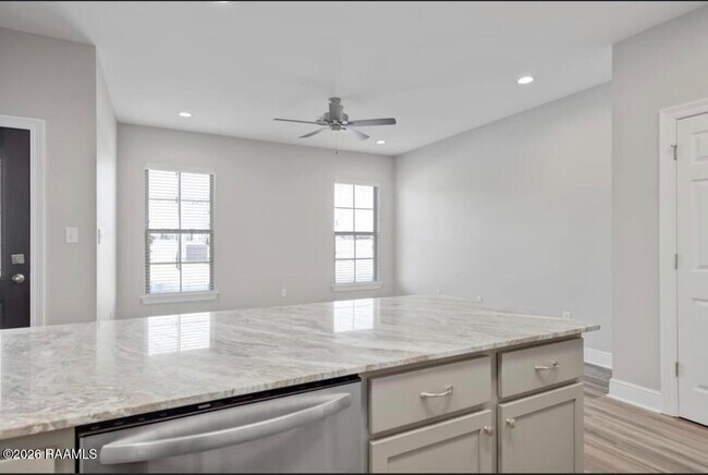 Building Photo - 139 Iberia St