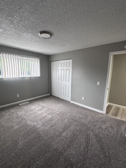 Building Photo - 1707 W 6th Ave