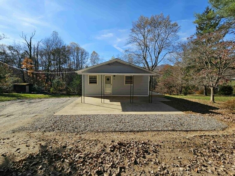 Front / Parking - 110 McKinney Rd