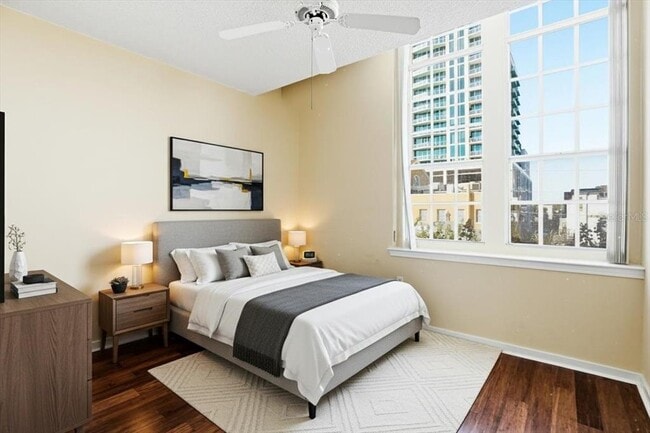 Building Photo - 701 Mirror Lake Dr N