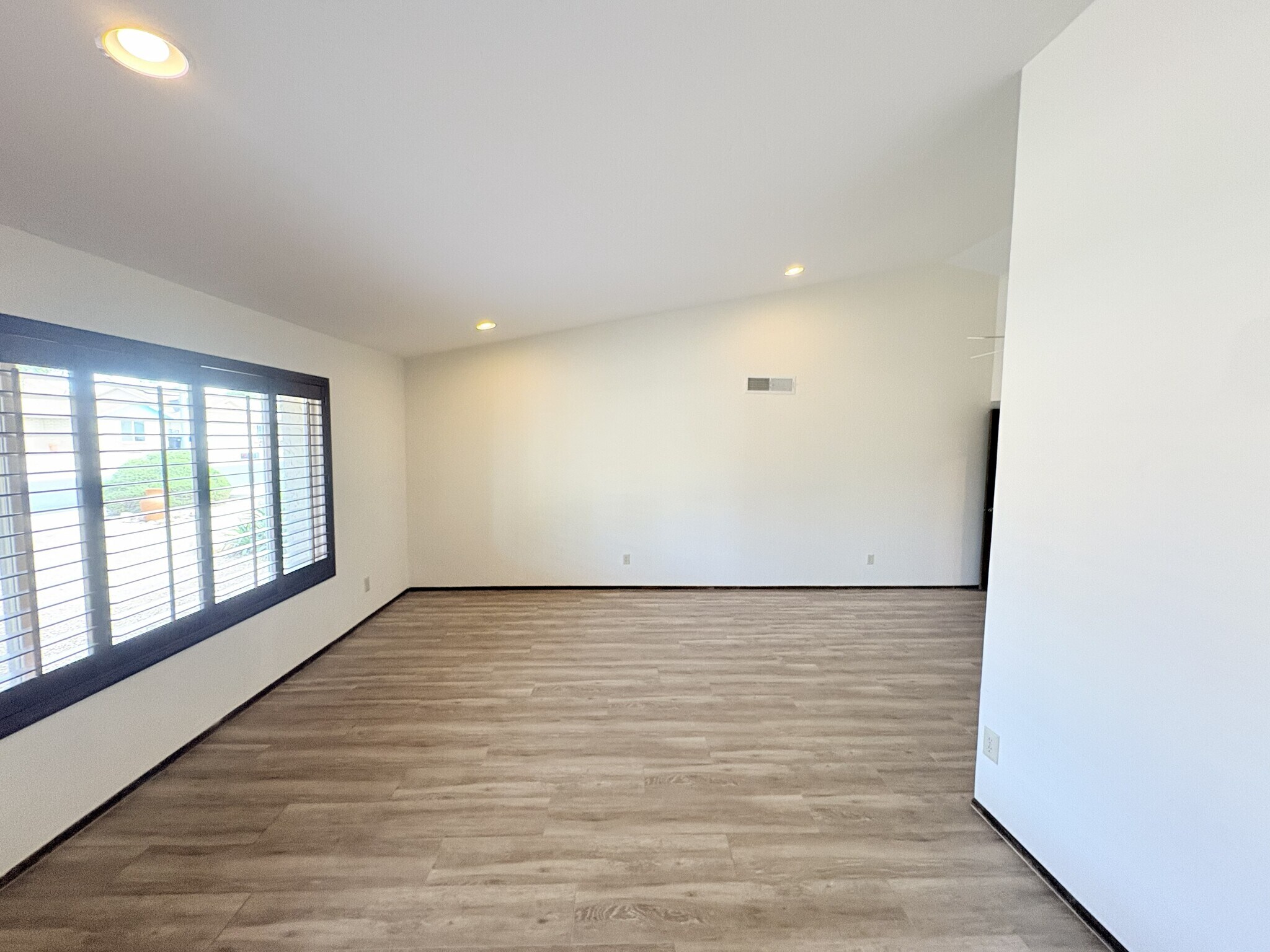 Building Photo - 1013 W Keating Ave