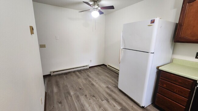 Building Photo - 3 Bedroom Duplex with Attached Garage & La...