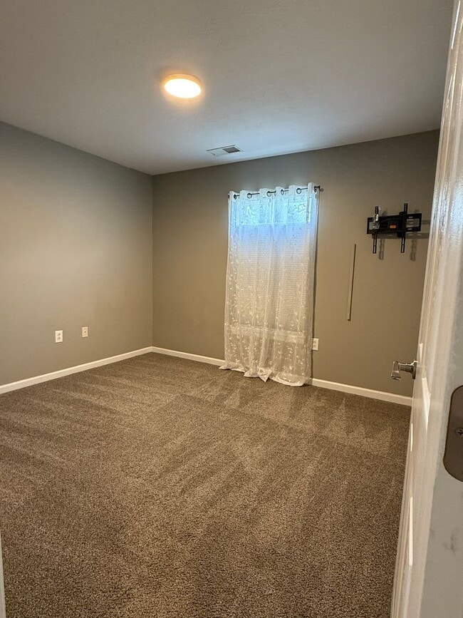 Building Photo - 2 Bedroom in Ivy woods - Ross Township