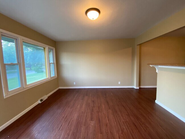 Building Photo - 1402/1404 Hillcrest Drive