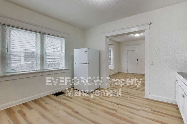 Building Photo - 413 N Oxford St