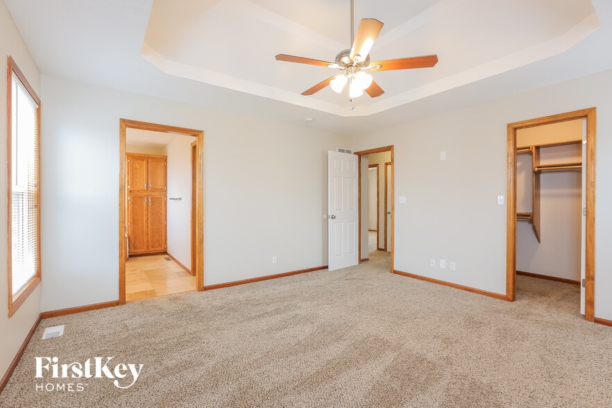 Building Photo - 912 E Madelyn Dr