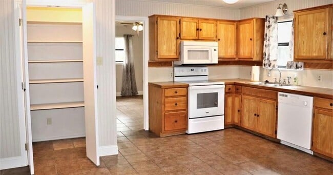 Building Photo - 145 Henna