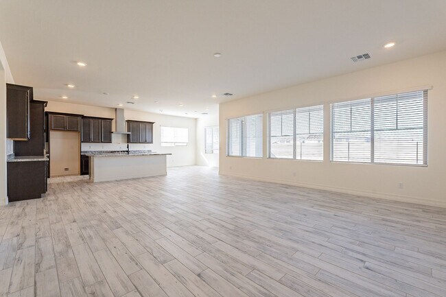 Building Photo - 5 BEDROOM 4 BATH SINGLE FAMILY HOME