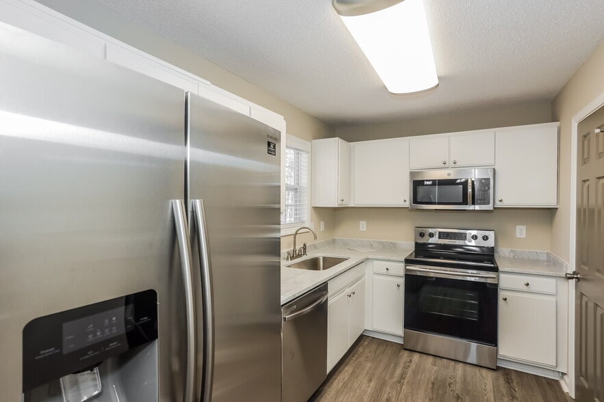 Building Photo - 385 River Trace Dr