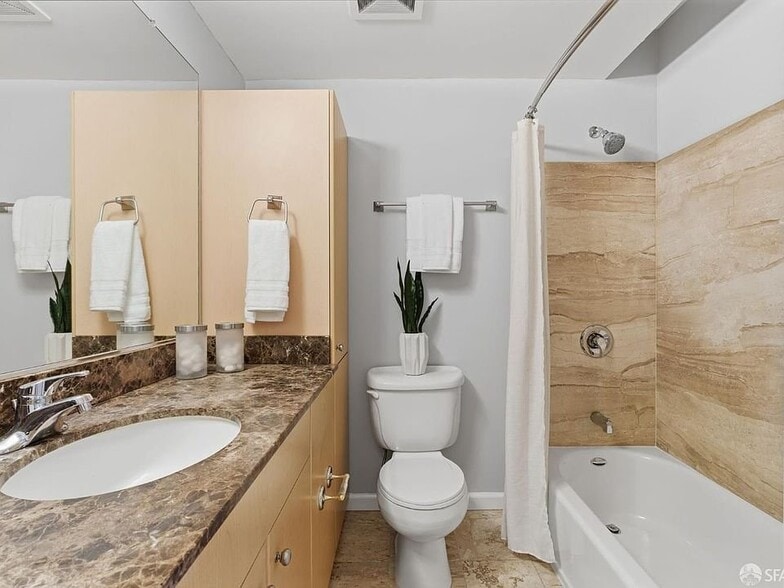 Building Photo - 140 S Van Ness Ave