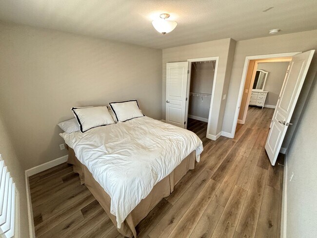 Building Photo - Contemporary 4Bed/3Bath/3 Car/+ Loft -residence located in the Silverado Ranch area