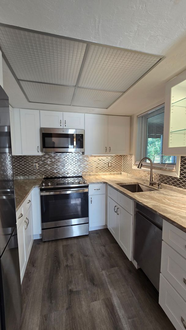 Building Photo - 3 bedroom 2 bath 2nd floor condo