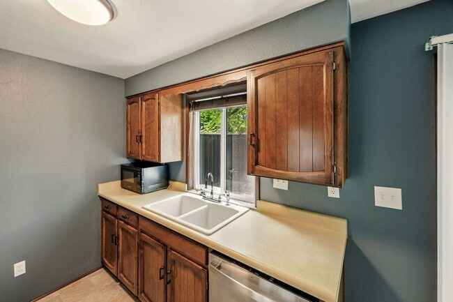 Building Photo - Renovated two bedroom townhouse near downt...