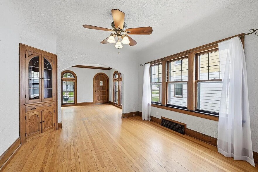 Building Photo - 3307 S Springfield Ave