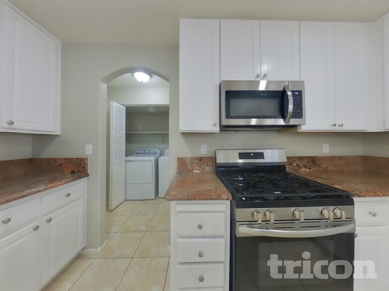 Building Photo - 8716 Honey Vine Ave