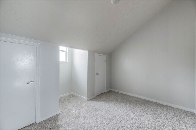 Building Photo - 445 Carolcrest Ln