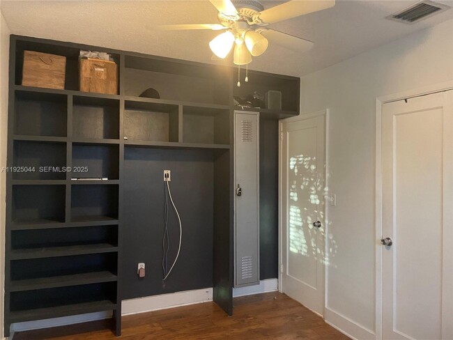 Building Photo - 705 E 9th Ct