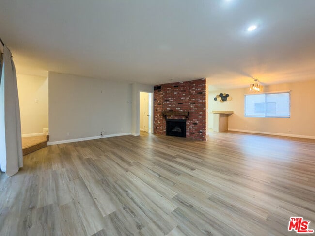 Building Photo - 9531 Vía Ricardo