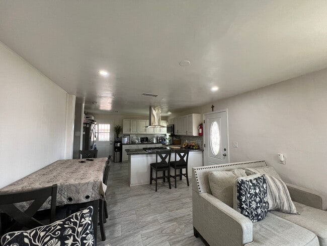 Building Photo - Beautiful 3 Bedroom 1 Bathroom House with Fenced and Landscaped Yard with All Utilities Included