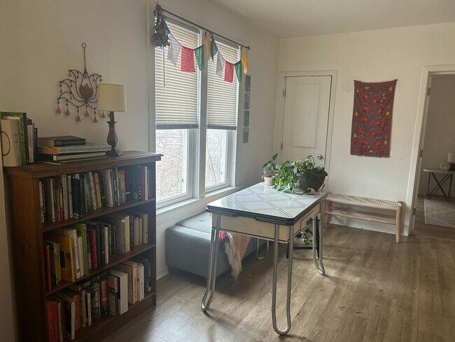 Building Photo - 1802 W 3rd St