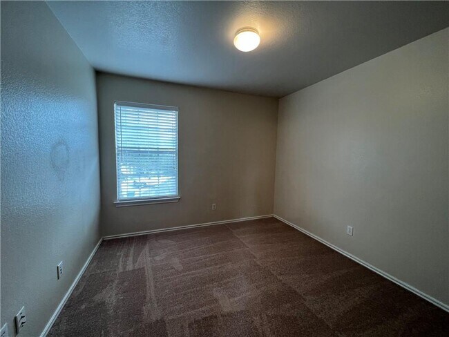 Building Photo - 1033 Christopher Ave