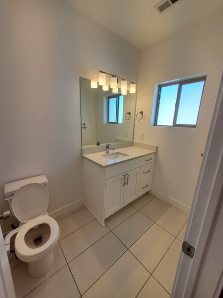 Building Photo - 2186 525 W