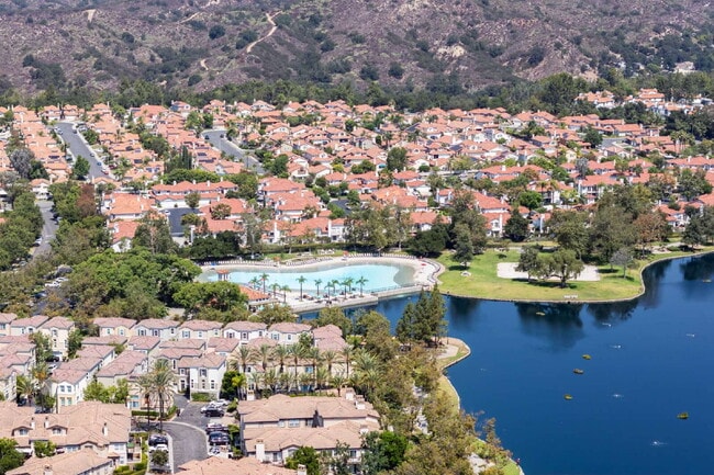 Building Photo - Spacious 2 Bedroom, 2 Bath – End Unit with...