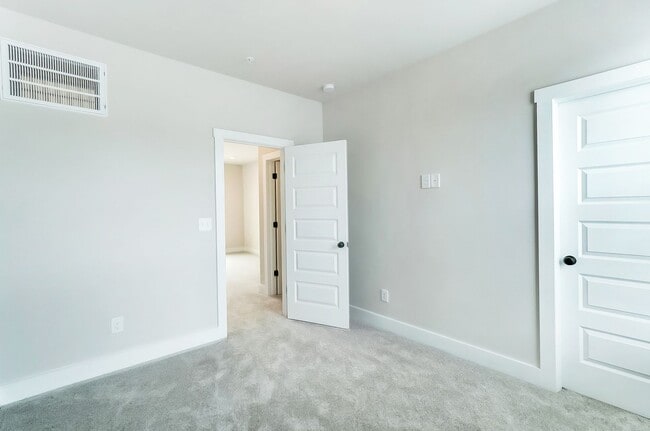 Building Photo - 3 Bedroom Townhome minutes from South End!