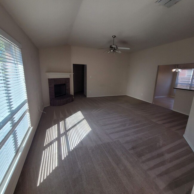 Building Photo - Clean North East Home - O'Conner & IH35