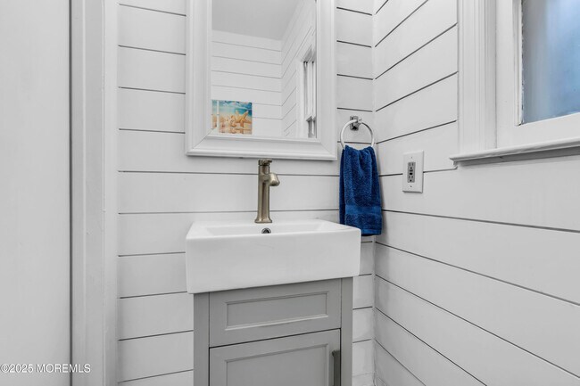 Building Photo - 6 Center St