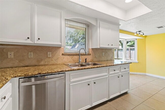 Building Photo - 4518 N Heron Dr