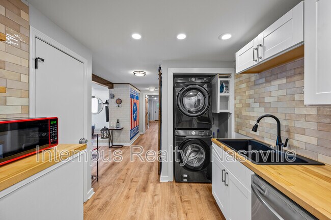 Building Photo - 840 Lemont Dr