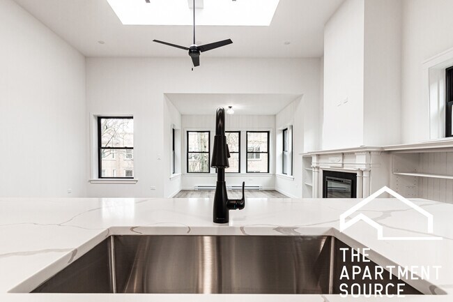 Building Photo - 1426 W Jonquil Terrace