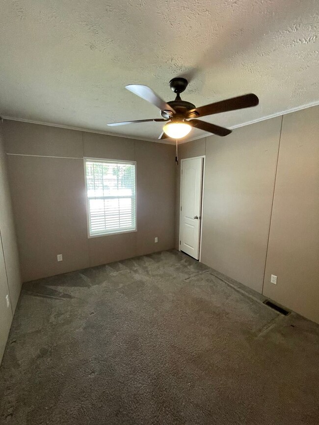 Building Photo - Unfurnished 3 Bedroom 2 Bathroom House in ...