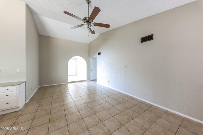 Building Photo - 6202 W Sunnyside Dr