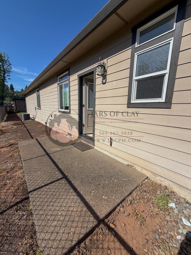 Building Photo - Modern West Salem Home: Central AC, 2-Car Garage & Washer/Dryer
