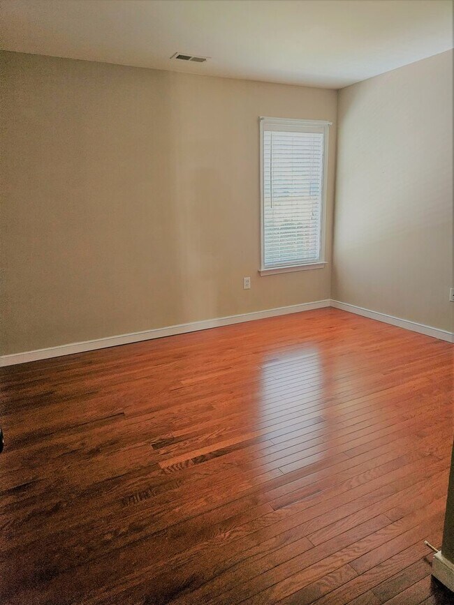 Building Photo - Large contemporary in Birkdale Subdivision...