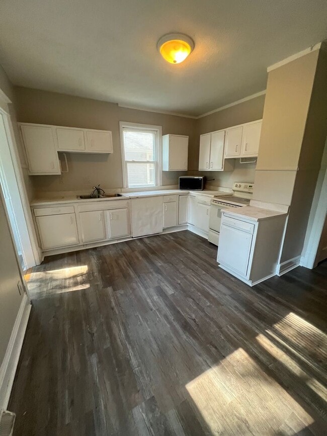 Building Photo - Freshly painted 3 bedroom 2 bath