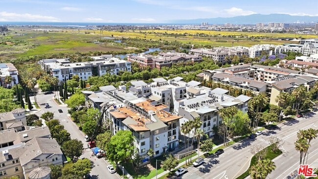 Building Photo - 6400 Crescent Prk E