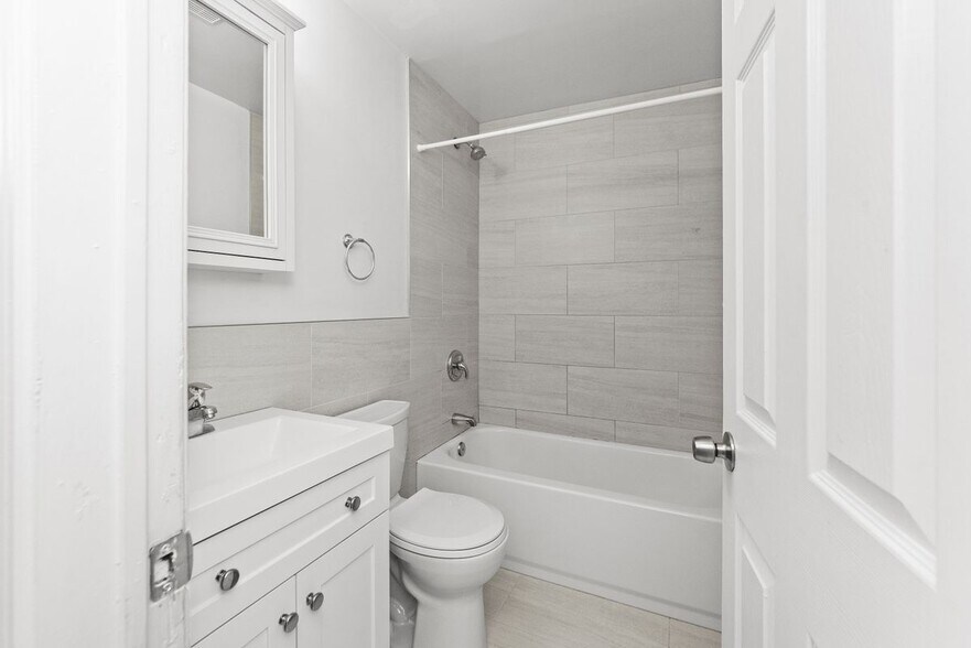 Building Photo - 663 W Grace St