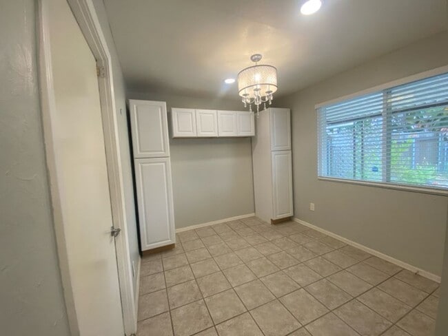 Building Photo - Wonderful 2 Bedroom home in Peacock Hills ...